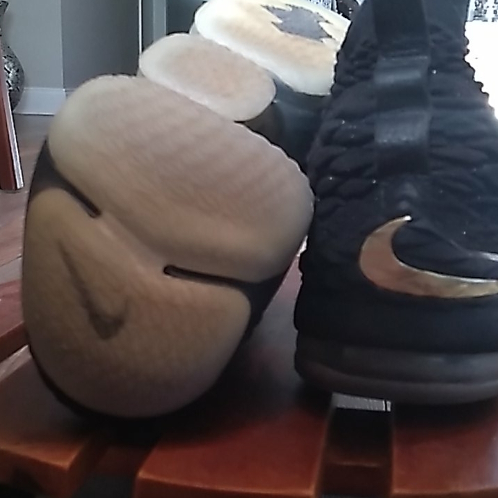 LeBron XV *Slightly worn* - Picture 6 of 9